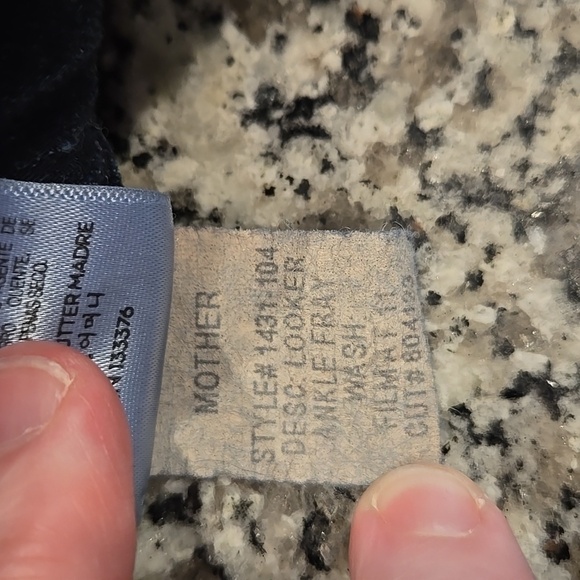 MOTHER LOOKER ANKLE FRAY IN FILM AT 11 WASH JEANS. SIZE 24. - Picture 8 of 12